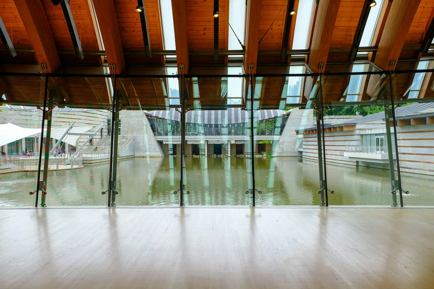 Light as an Architectural Accent in Deconstructivism